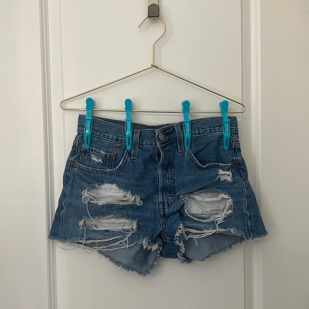 Levi’s- Women’s 501 Denim Shorts (size 27) Medium Wash/ Distressed